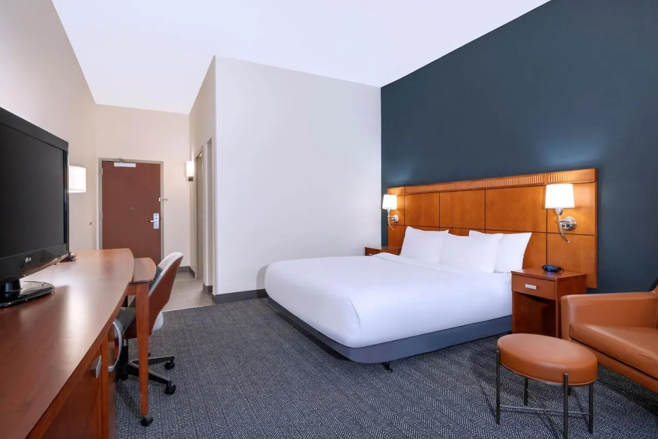 Courtyard Tampa North / I-75 Fletcher 3*,